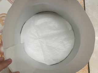2、菠菜海绵蛋糕,准备模具铺上油纸。