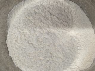 3、菠菜海绵蛋糕,盆里筛入面粉。