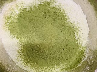 4、菠菜海绵蛋糕,筛入菠菜粉。