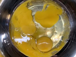 6、菠菜海绵蛋糕,干净盆里打入鸡蛋。
