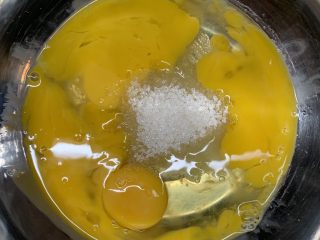 7、菠菜海绵蛋糕,加入白糖。