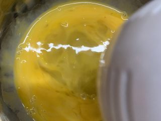 8、菠菜海绵蛋糕,搅拌均匀。