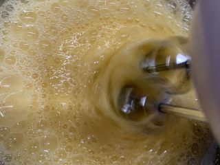 9、菠菜海绵蛋糕,再高速打发蛋液。