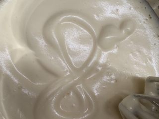 10、菠菜海绵蛋糕,打到用搅拌头可以把蛋糊划拉一个8字不会消散。