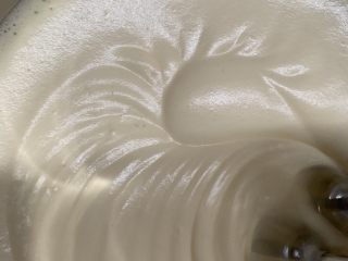 11、菠菜海绵蛋糕,再用低速打发蛋糊30秒左右，为了消除刚才高速打发的大泡。