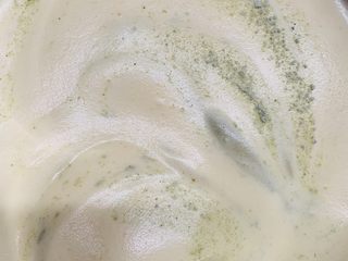 13、菠菜海绵蛋糕,翻拌均匀。