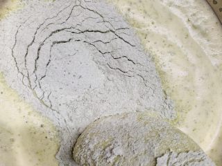 14、菠菜海绵蛋糕,再次加入上下翻拌均匀。