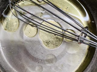 16、菠菜海绵蛋糕,加入水。