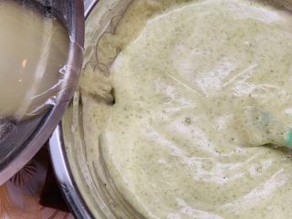 18、菠菜海绵蛋糕,从边缘慢慢倒入蛋糊里。