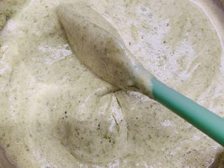 19、菠菜海绵蛋糕,上下翻拌均匀。