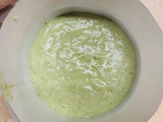 20、菠菜海绵蛋糕,蛋糊倒入模具里。