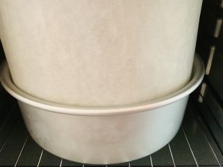 21、菠菜海绵蛋糕,烤箱150℃预热5分钟。150℃下层烤40分钟。