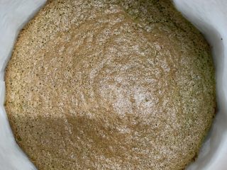 22、菠菜海绵蛋糕,看着蛋糕上色后要及时盖上锡纸。