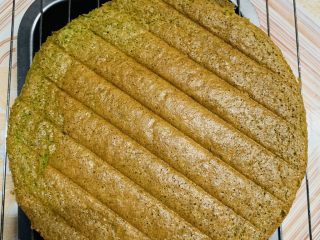 23、菠菜海绵蛋糕,晾凉去油纸。