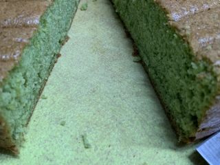 24、菠菜海绵蛋糕,切开颜色还行。