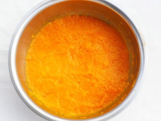 5、南瓜紫薯饼,南瓜捣成泥。