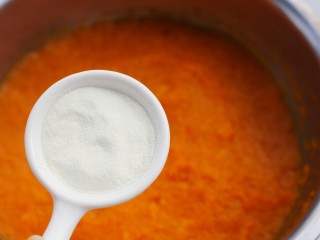 6、南瓜紫薯饼,加入奶粉。