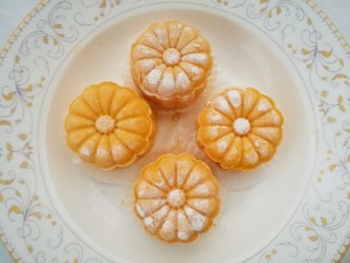 13、南瓜紫薯饼,用月饼模具压出花型，放入垫好油纸的盘中，