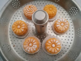 14、南瓜紫薯饼,上锅大火蒸20分钟即可。