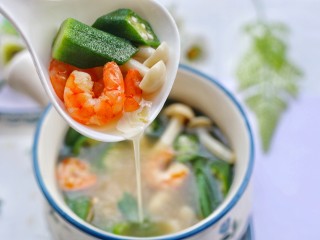 14、秋葵虾仁菌菇汤,营养满满。
