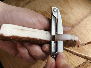 2、山药鸡蛋糕,山药洗净去皮。