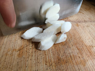 3、山药鸡蛋糕,切成薄片/小块。