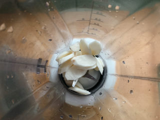 4、山药鸡蛋糕,加入搅拌机中。