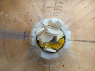 5、山药鸡蛋糕,加入一个鸡蛋。