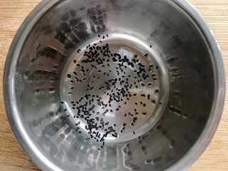 11、山药鸡蛋糕,撒上些黑芝麻提香（没有可不加，或加葡萄干蔓越莓干等甜味果脯增加风味）