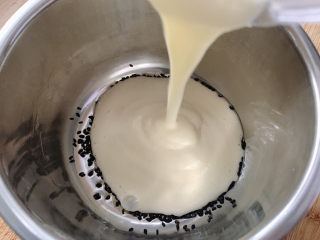 12、山药鸡蛋糕,将糊糊倒入。