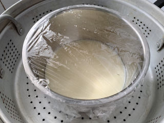 13、山药鸡蛋糕,封上保鲜膜，待到蒸锅上汽后放入，大火5分钟左右。（因为糊糊本身比较湿润，所以盖层保鲜膜，防止蒸汽进入）