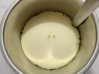 14、山药鸡蛋糕,用刀轻轻刮一下边缘，准备脱模。（中间的两个孔是用筷子戳的，戳后取出来，筷子上没有粘连，糕体那就熟透了）