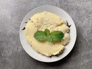 15、山药鸡蛋糕,不好意思，糕体太嫩，脱模失败，反面有黑芝麻的部分因为撒太多芝麻，自己觉得丑……就还是白净的一面朝向大家吧。