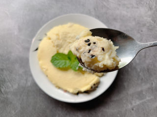 16、山药鸡蛋糕,淡黄色的山药鸡蛋糕，透着酸奶的清香。