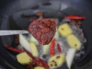 8、香辣羊蝎子,加一大勺豆瓣酱。根据个人口味，能吃辣的可以多放。