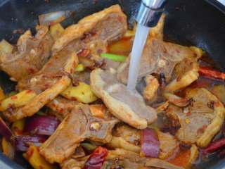 14、香辣羊蝎子,加入清水，没过羊脊骨即可。