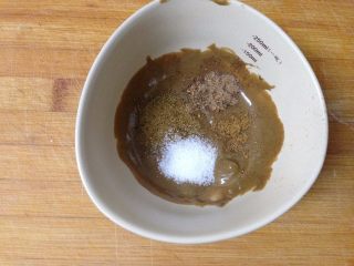 2、芝麻酱烧饼,芝麻酱里加入盐、椒盐、五香粉调和均匀