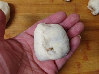 8、芝麻酱烧饼,把两头向中间折