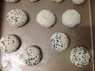 11、芝麻酱烧饼,放入烤盘，二次发酵至1.5倍大