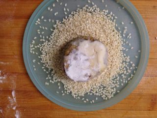 10、芝麻酱烧饼,放入生芝麻中沾匀