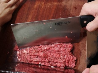 2、树袋鱼家第一代手打鲜牛丸,剁牛肉