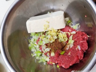 4、树袋鱼家第一代手打鲜牛丸,加配料，搅拌牛肉