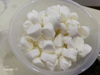 3、蔓越莓雪花酥,棉花糖撕两半(加快融化时间)