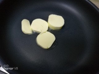 4、蔓越莓雪花酥,不沾锅里放入黄油。