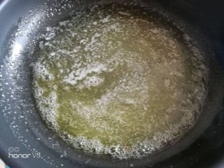 5、蔓越莓雪花酥,小人加热至融化。