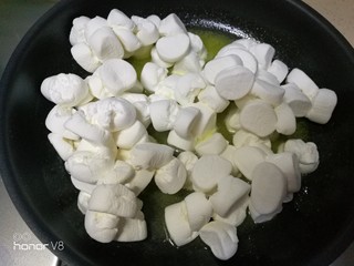 6、蔓越莓雪花酥,倒入糖花糖。