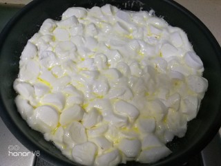 7、蔓越莓雪花酥,小火加热用橡皮刮刀不停搅拌。