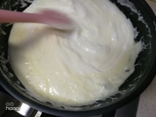 8、蔓越莓雪花酥,搅拌到棉花糖完全熔化关火(想硬点就再炒会)