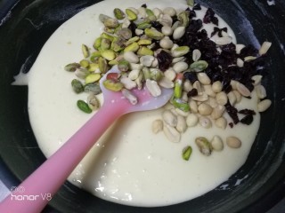 11、蔓越莓雪花酥,倒入蔓越莓和干果。