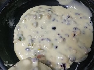 12、蔓越莓雪花酥,让糖把干果包裹住。